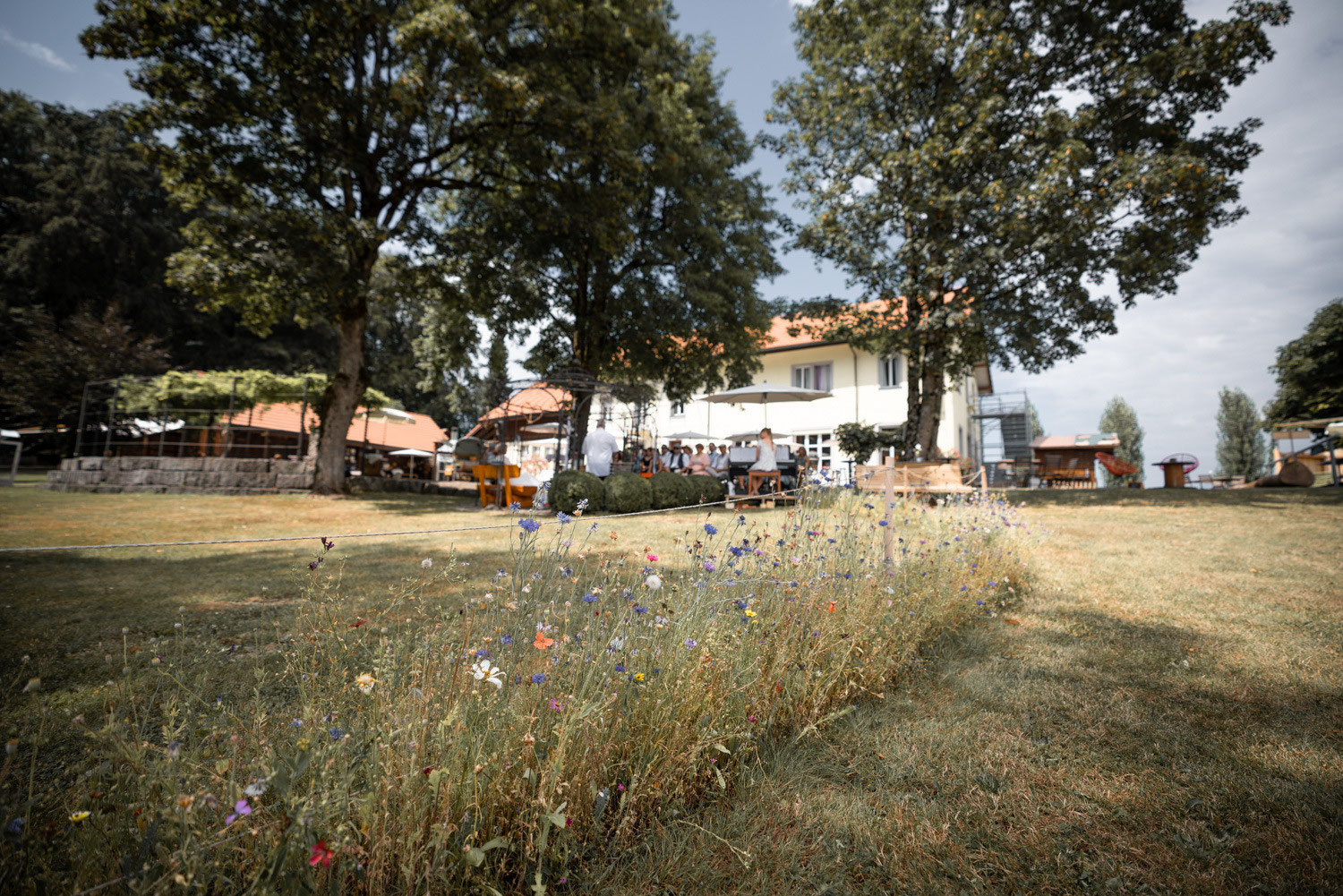 Gasthof Eberg mit Garten und Wildblumen