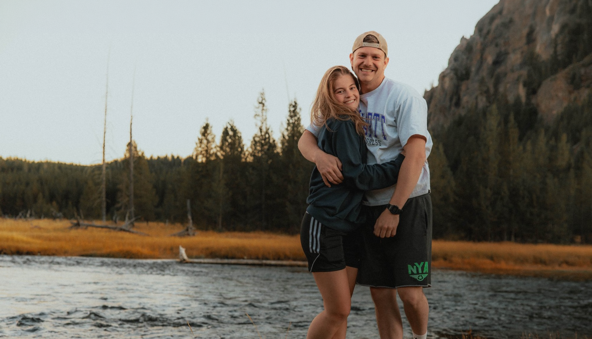 Eline und Franco am Fluss